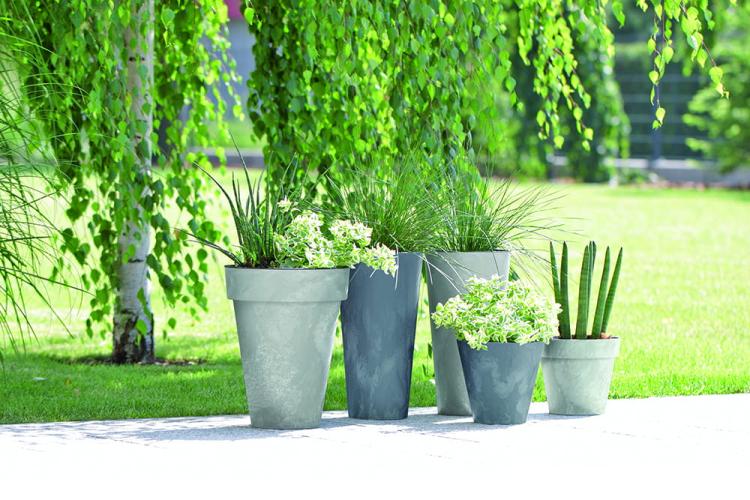 Doniczka DTUS200E Tubus Slim Beton Effect – ekspozycja na tle zieleni, wersja z wkładem, jasny beton