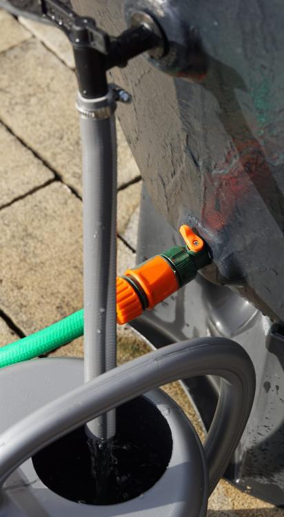 Nalewanie wody ze zbiornioka