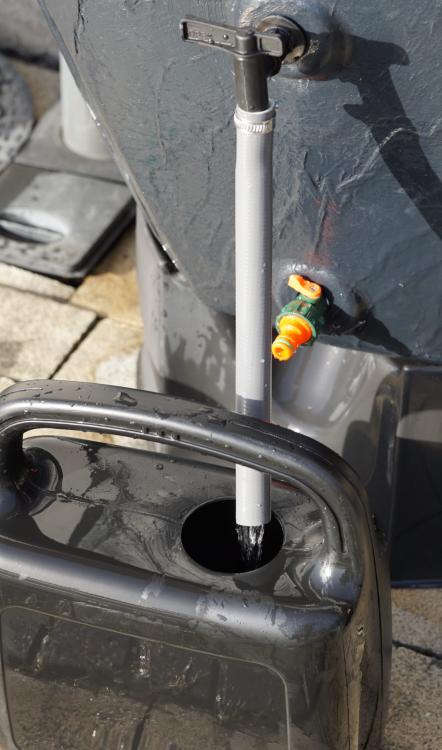 Zbiornik na deszczówkę AQUACAN 360 l  terrakota z podstawą i łańcuchem rynnowym