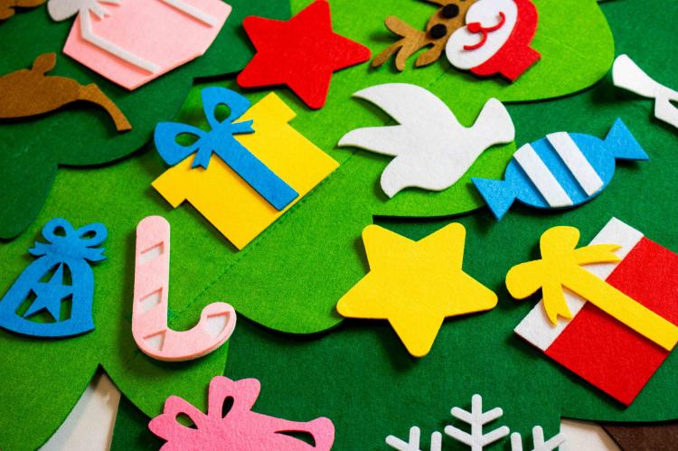 Choinka filcowa dla dzieci z ozdobami