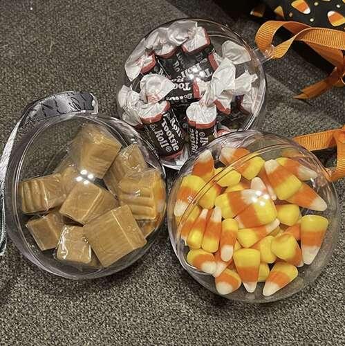 przezroczyste bombki rozkładane na pół