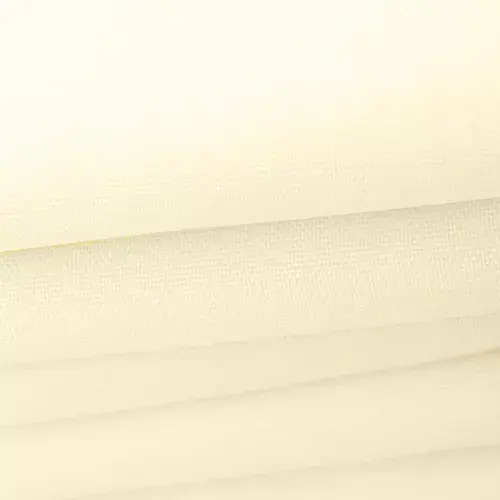 beżowy, prostokątny żagiel przeciwsłoneczny