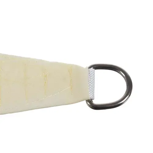 beżowy, prostokątny żagiel przeciwsłoneczny