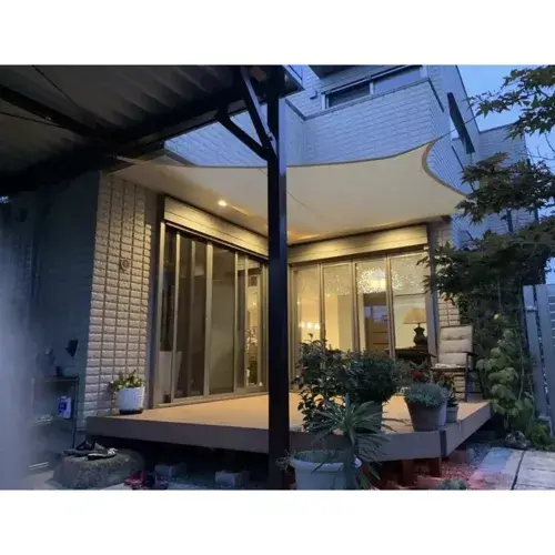 beżowy, prostokątny żagiel przeciwsłoneczny