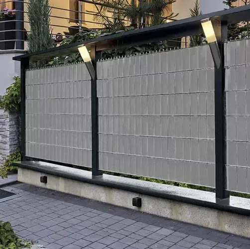 szara taśma ogrodzeniowa