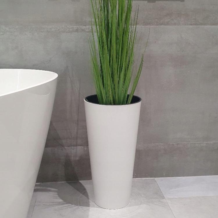 Doniczka wysoka DTUS150S biała z połyskiem – widok z boku, aranżacja z rośliną