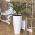 Doniczka Tubus Slim DTUS200 – biała matowa, aranżacja z roślinami na tarasie
