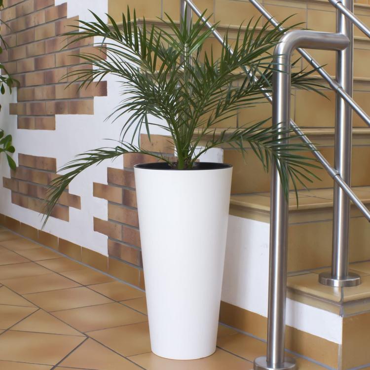 Doniczka Tubus Slim DTUS200 – biała matowa, aranżacja z roślinami na tarasie