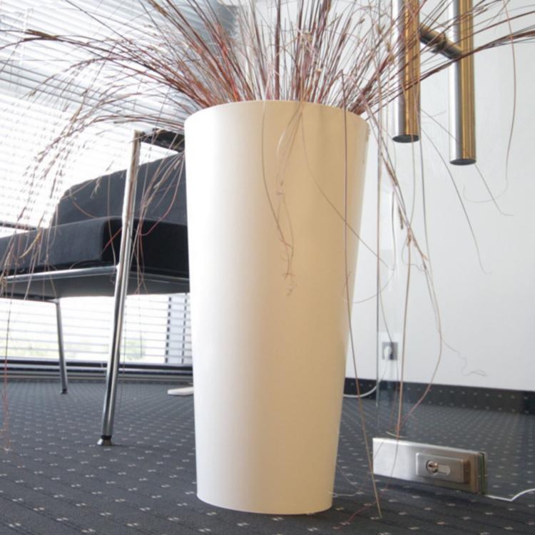 Doniczka Tubus Slim DTUS200 – biała matowa, nowoczesne wnętrze, jasne tło