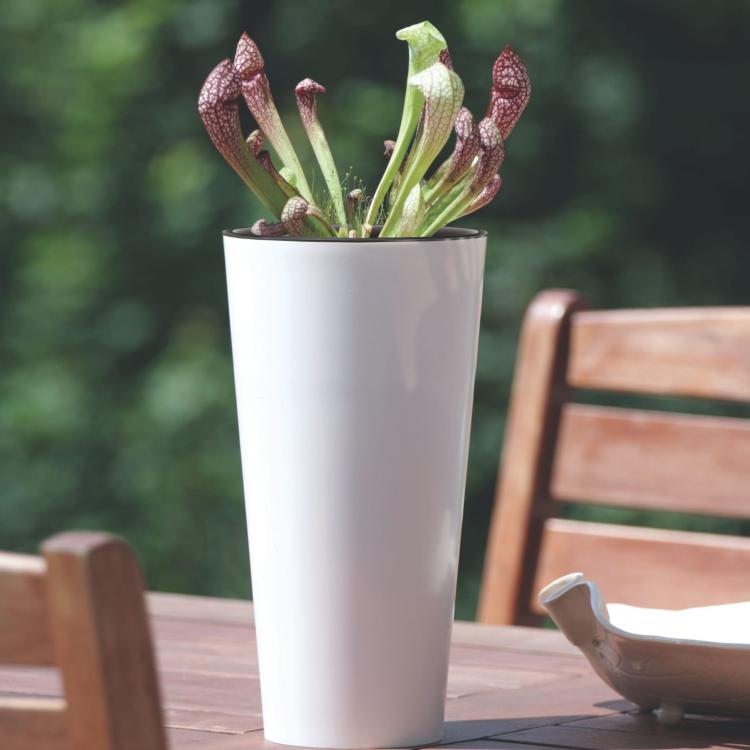 Doniczki Tubus Slim Shine – aranżacja tarasu z rośliną doniczkową, kolor biały połysk