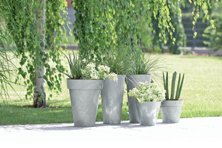 Doniczka DTUS200E Tubus Slim Beton Effect – jasny beton, zewnętrzna aranżacja ogrodowa z roślinami